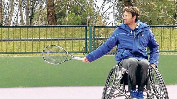 Juan Carlos Ferrero juega al tenis en silla de ruedas.