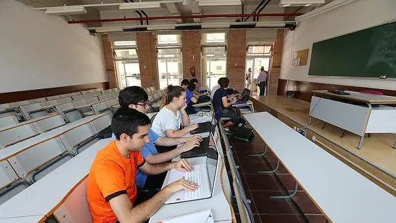 Alumnos en la clase de Programación, del primer curso de Ingeniería Telemática. 