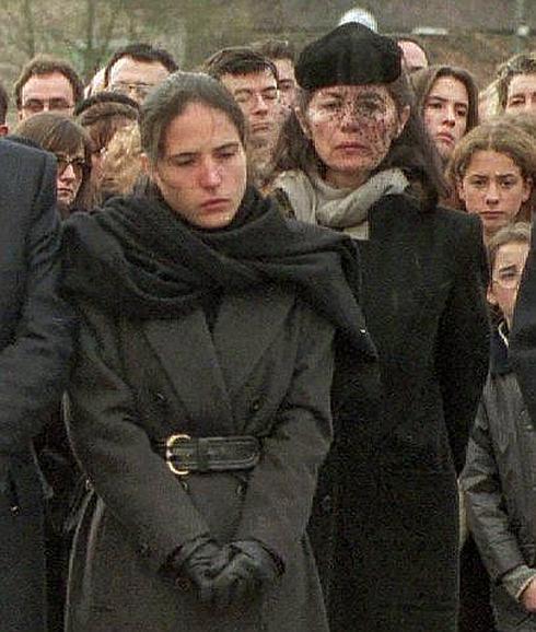 Mazarine Pingeot y su madre, Anne Pingeot, junto al ataúd de Mitterrand.