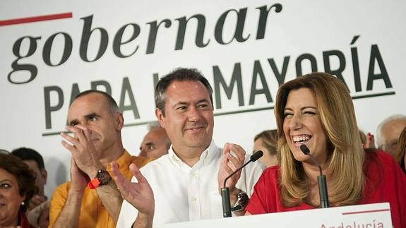 El candidato socialista a la Alcaldía de Sevilla, Juan Espadas, arropado por Susana Díaz 