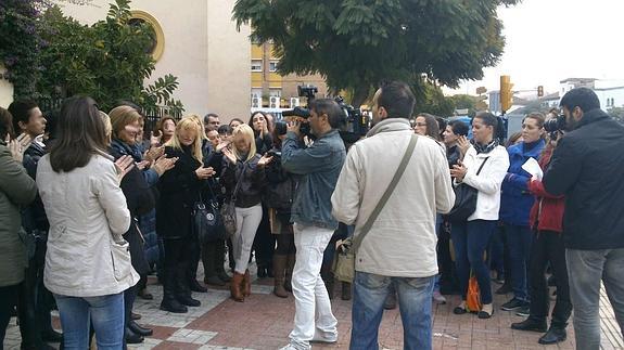 Protesta de algunos padres de alumnos del centro educativo. 