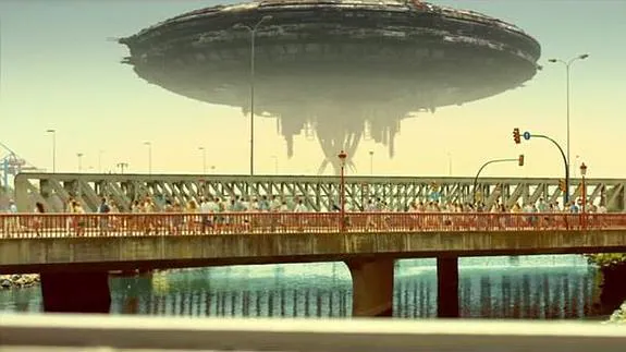 La imagen más impactante del anuncio es la del puente de Antonio Machado de la capital coronado por un megaovni. 