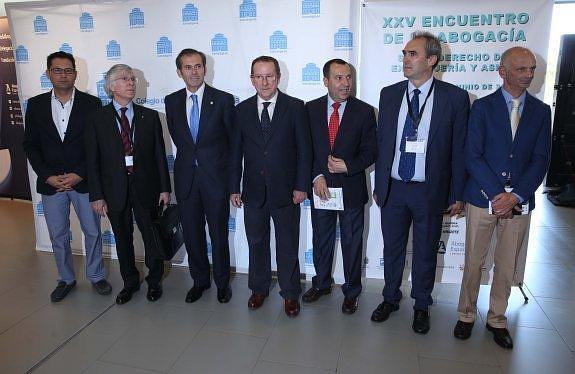 En el centro, Francisco Javier Lara, decano de Málaga y Emilio de Llera, consejero de Justicia. :: salvador salas