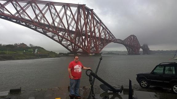 Víctor Arcas, ante el mastodóntico puente de esta zona portuaria.