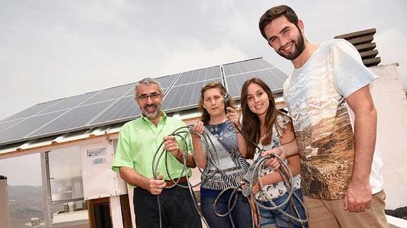 Miguel Torres y su familia en la azotea de su casa, donde están instalados los paneles y baterías que les permiten autoabastecerse.