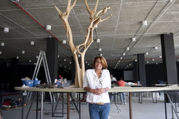 Carmen Peña posa en el espacio, aún en obras. 