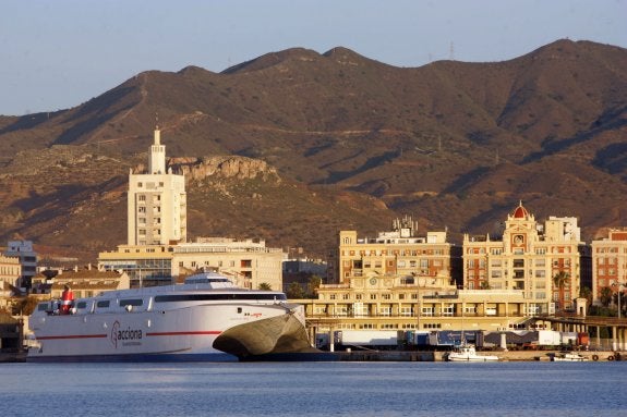 Imagen de archivo de uno de los catamaranes que cubría el servicio rápido.