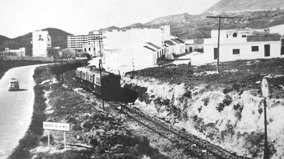 Tren de cercanías o 'Cochinita', a su paso por la avenida principal del Arroyo de la Miel. 