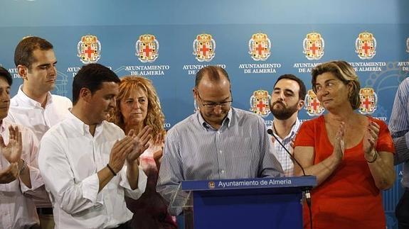 Luis Rogelio Rodríguez-Comendador, del PP, con su equipo. 