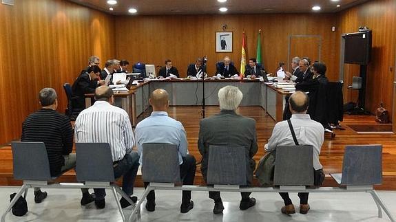 Los cinco policías procesados han sido absueltos, uno de ellos por retirada de la acusación. 