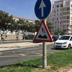 Señal de tráfico en el Paseo Marítimo Antonio Machado.