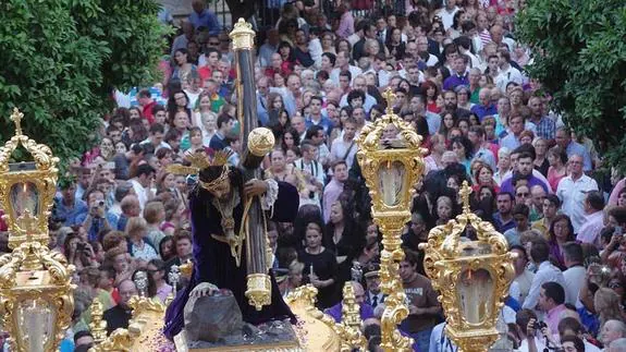 El Cristo de la Misericordia, a su salida del Patio de los Naranjos, arropado por cientos de personas
