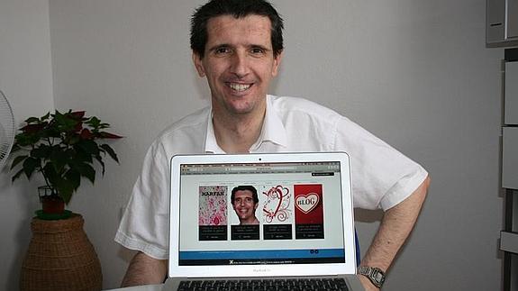 Manuel Correro muestra el blog que ha creado. 