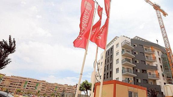 Vista de una promoción de vivienda nueva que se está terminando en el barrio de Teatinos. 