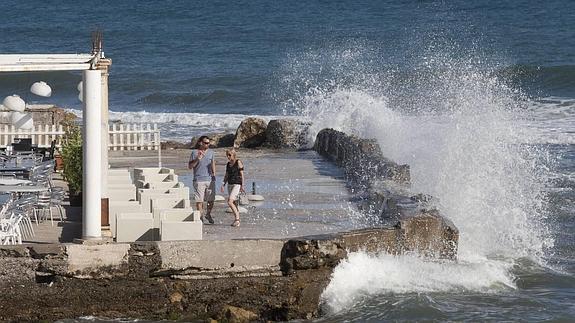 El temporal de oleaje, tal y como se vivió ayer en el balneario de los Baños del Carmen. 