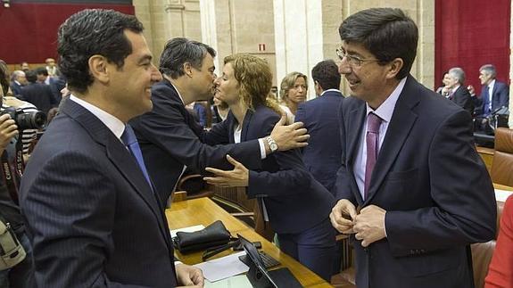 Juanma Moreno (i) y Carlos Rojas (2i), del PP, saludan a Juan Marín (d) en la investidura. 