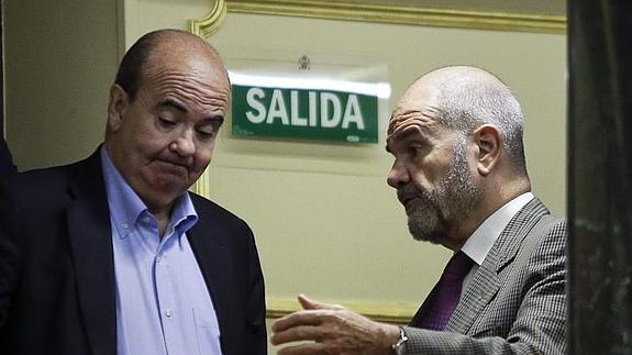 Los diputados socialistas Manuel Chaves y Gaspar Zarrías conversan durante el pleno del Congreso del pasado 18 de junio. 