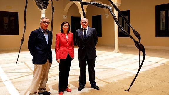 José Lebrero, director del Museo Picasso, Rosa Aguilar y Bernard Ruiz-Picasso posan bajo la araña de Louise Bougeois en la pinacoteca. 