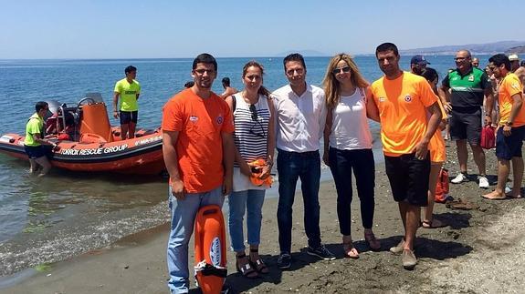 Paola Moreno, Óscar Medina y Sandra Extremera, con parte del equipo de vigilancia y salvamento.