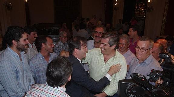 Atencia recibe felicitaciones, tras ser elegido presidente de la Agrupación de Cofradías