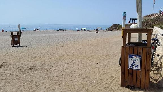 La playa adaptada a mascotas que comparten Fuengirola y Mijas, ayer.