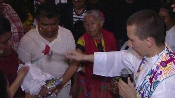Un alcalde mexicano 'se casa' con un cocodrilo