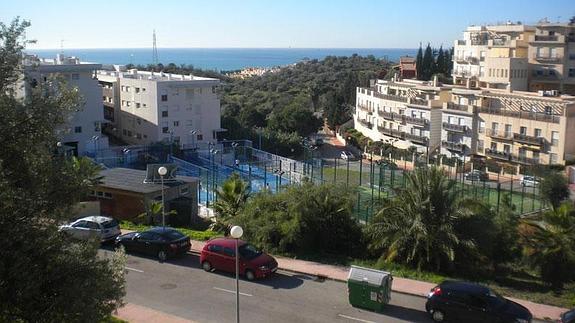 Las pistas de pádel en Paraíso del Sol, rodeadas de edificios. 