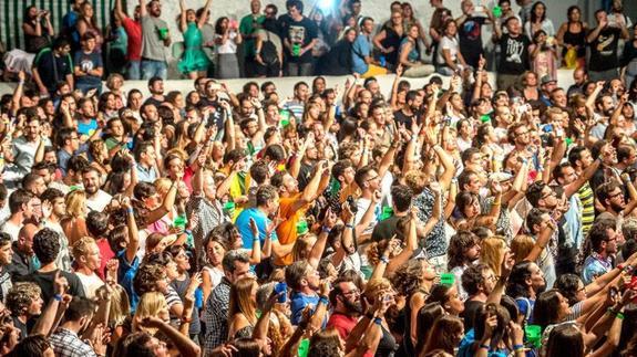 El público baila entregado en el Escenario Patio.