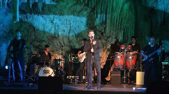El artista malagueño, anoche en un momento del concierto sobre el escenario natural de la gruta nerjeña.