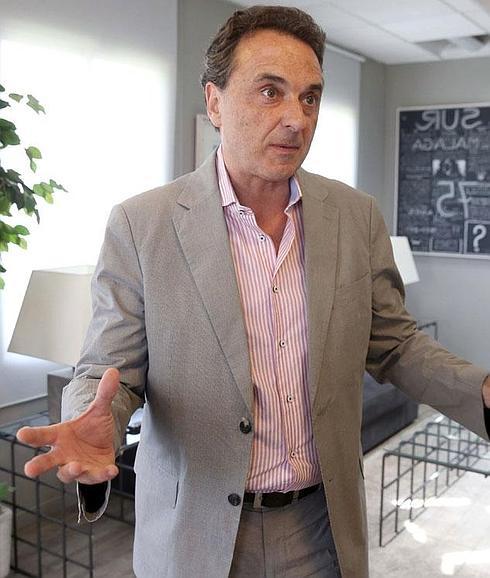 El alcalde de Torremolinos, durante un momento de la entrevista. 