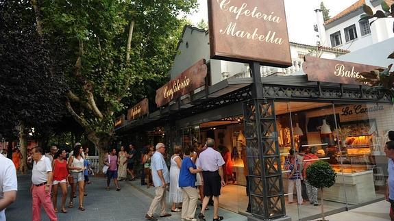 La tienda ocupa el emplazamiento de Cafetería Marbella. 