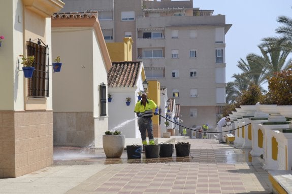 Labores de embellecimiento en la barriada de Los Pescadores. :: L.P.
