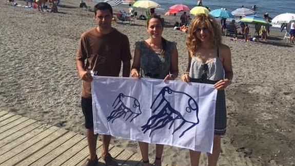 Torrox activa un plan para evitar la llegada de medusas a las playas
