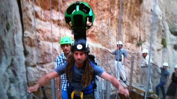 Un momento de la grabación del 'Street View' en el Caminito del Rey. 