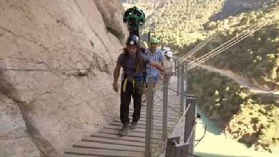 Un momento de la grabación del 'Street View' en el Caminito del Rey. 