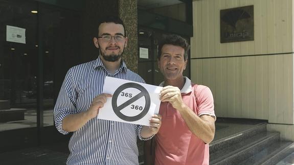 El abogado y portavoz del grupo, Miguel Ángel Andrés Llamas, y uno de los afectados. 