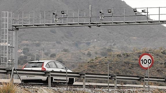 En 2014, Tráfico redujo el límite de velocidad de 100 a 80 en casi toda la bajada de Las Pedrizas.