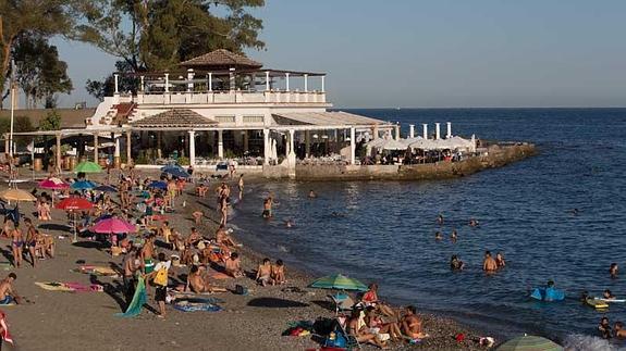 La playa de los Baños del Carmen multiplicará su anchura y su longitud tras las obras. 