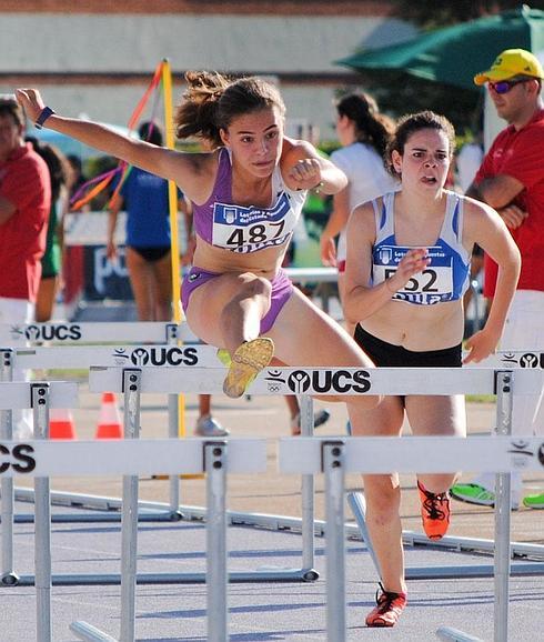 Isabel Velasco, en plena competición de vallas.