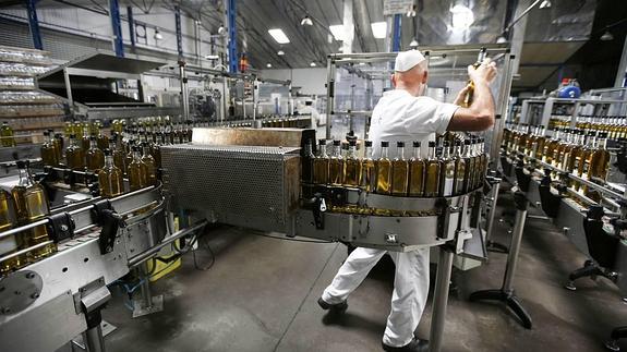 Un trabajador embotella aceite en una fábrica de Sevilla.