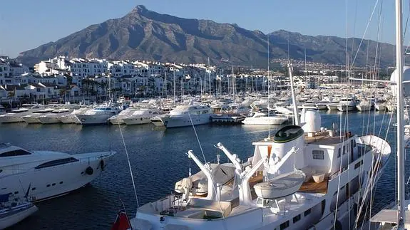Con casi 900 atraques, Banús es uno de los puertos deportivos de referencia en el Mediterráneo. 
