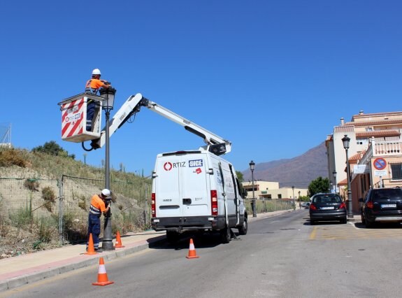 Brigadas operativas realiazando labores de mantenimiento en una farola. 