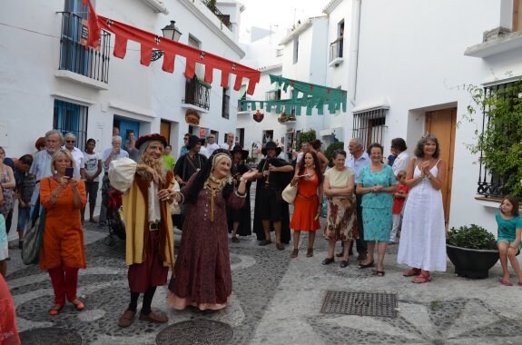 Teatro en la calle en una reciente edición del Festival de las Tres Cultural de Frigiliana. :: E. cabezas