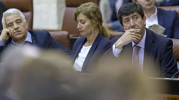 Irene Rivera junto a Juan Marín en el Parlamento andaluz. 