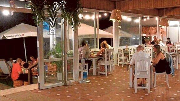 Vistas de la zona del restaurante exterior, pegada a la playa, en la que se invita a sentarse a disfrutar del sonido de las olas.