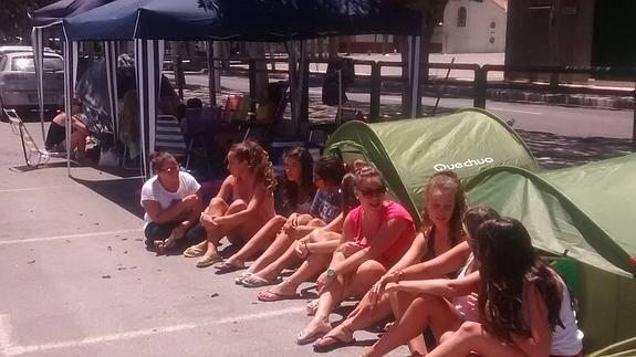 Las seguidoras del cantante llevan haciendo cola desde hace una semana. 