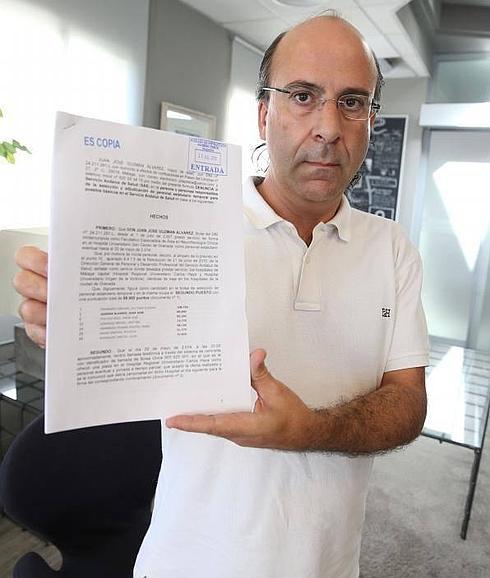 Juan José Guzmán Álvarez muestra su denuncia. 