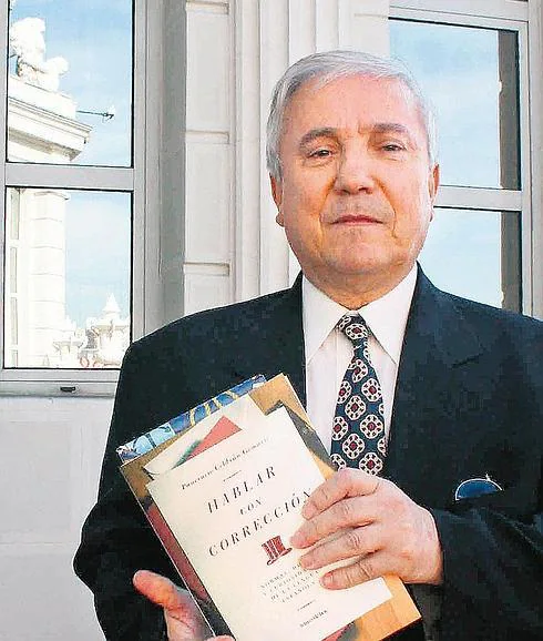 Pancracio Celdrán, con uno de sus libros.