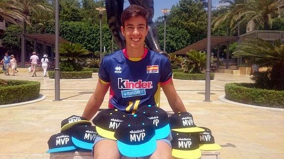 Ángel Trinidad, de vacaciones en San Pedro con gorras que consiguió tras haber sido nombrado el 'MVP' de varios partidos. 