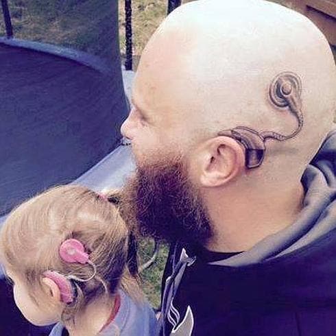 El tatuaje de un padre en apoyo a su hija sorda que ha conmocionado las  redes sociales | Diario Sur